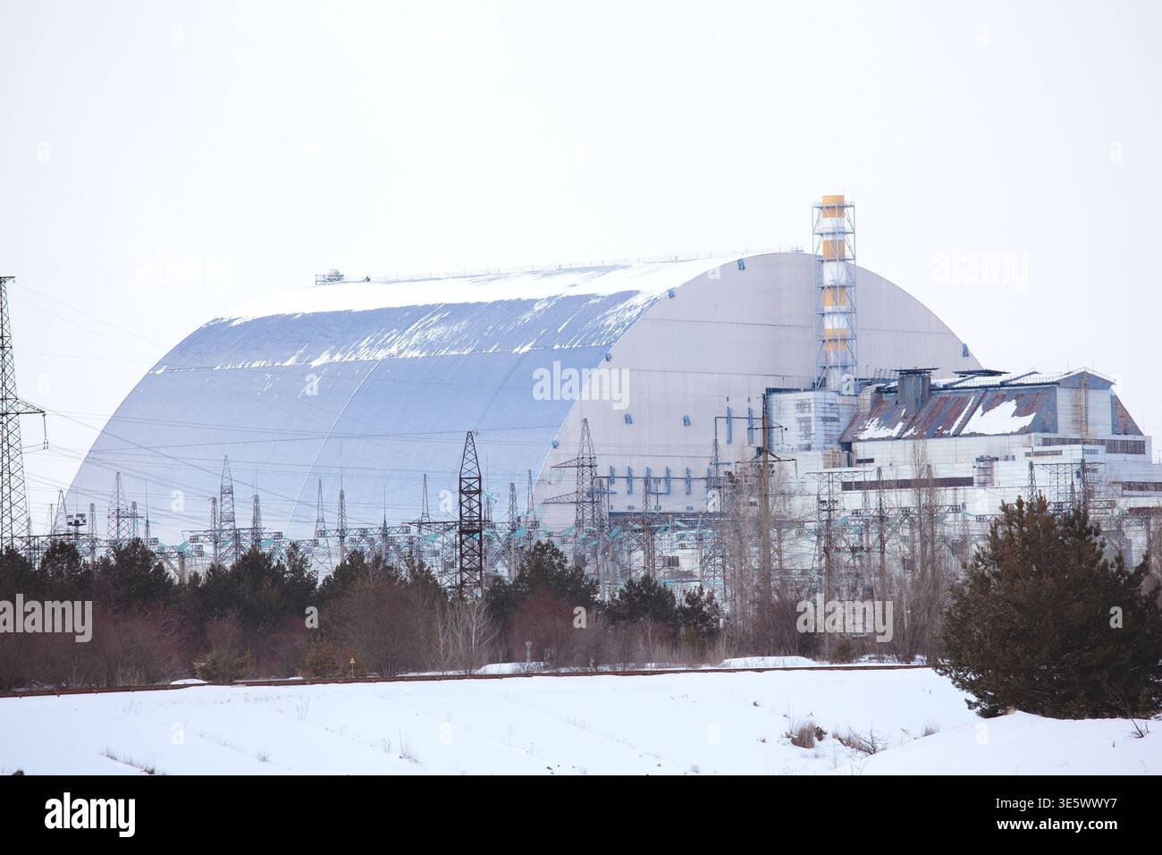 Panoramablick auf die neue sichere Absperrung im KKW Tschernobyl, die während der Wintersaison mit Schnee bedeckt ist. Stockfoto