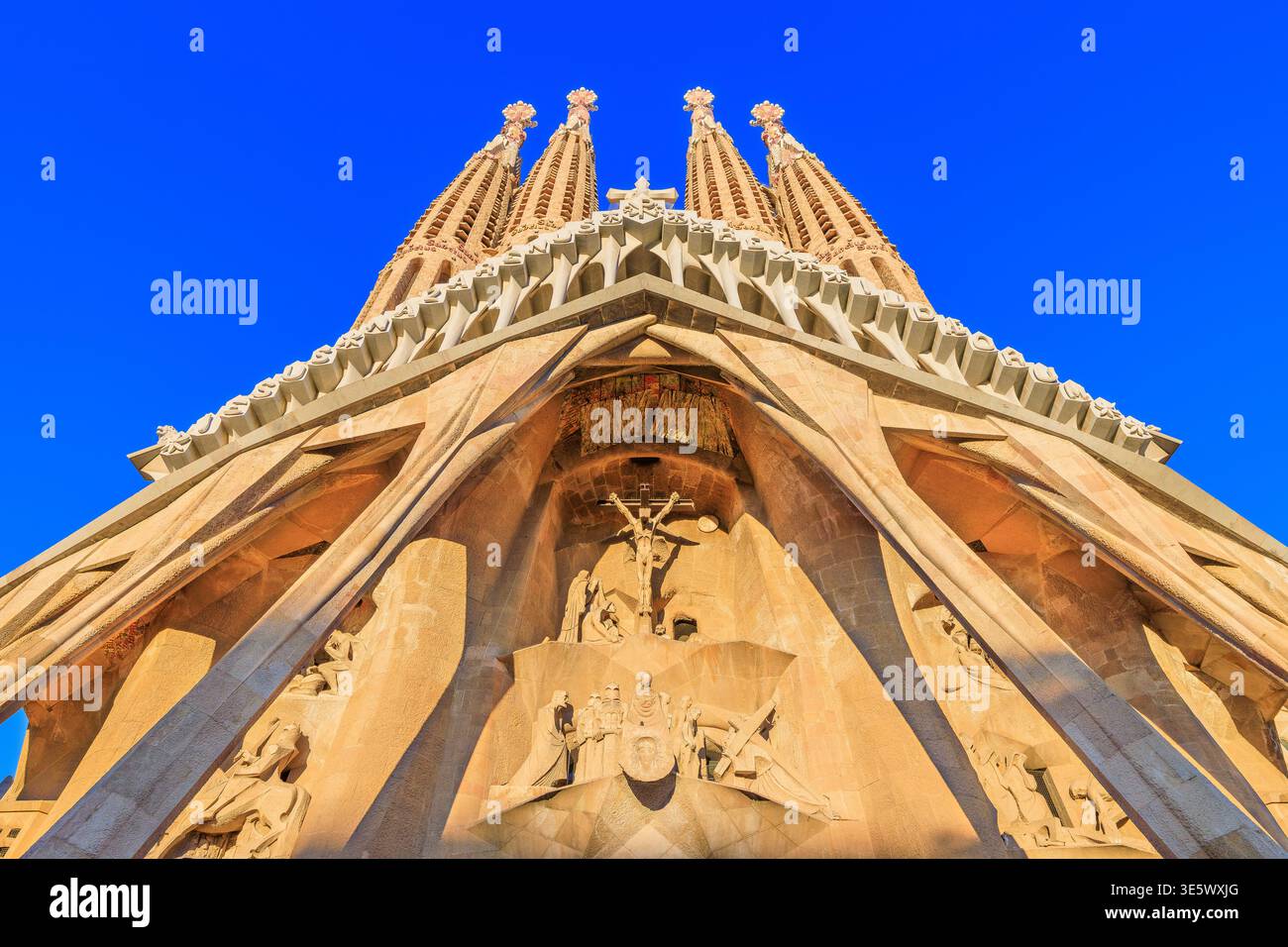 Barcelona in Katalonien, Spanien - 10. Januar 2026: Passionsfassade der Sagrada Família. Stockfoto