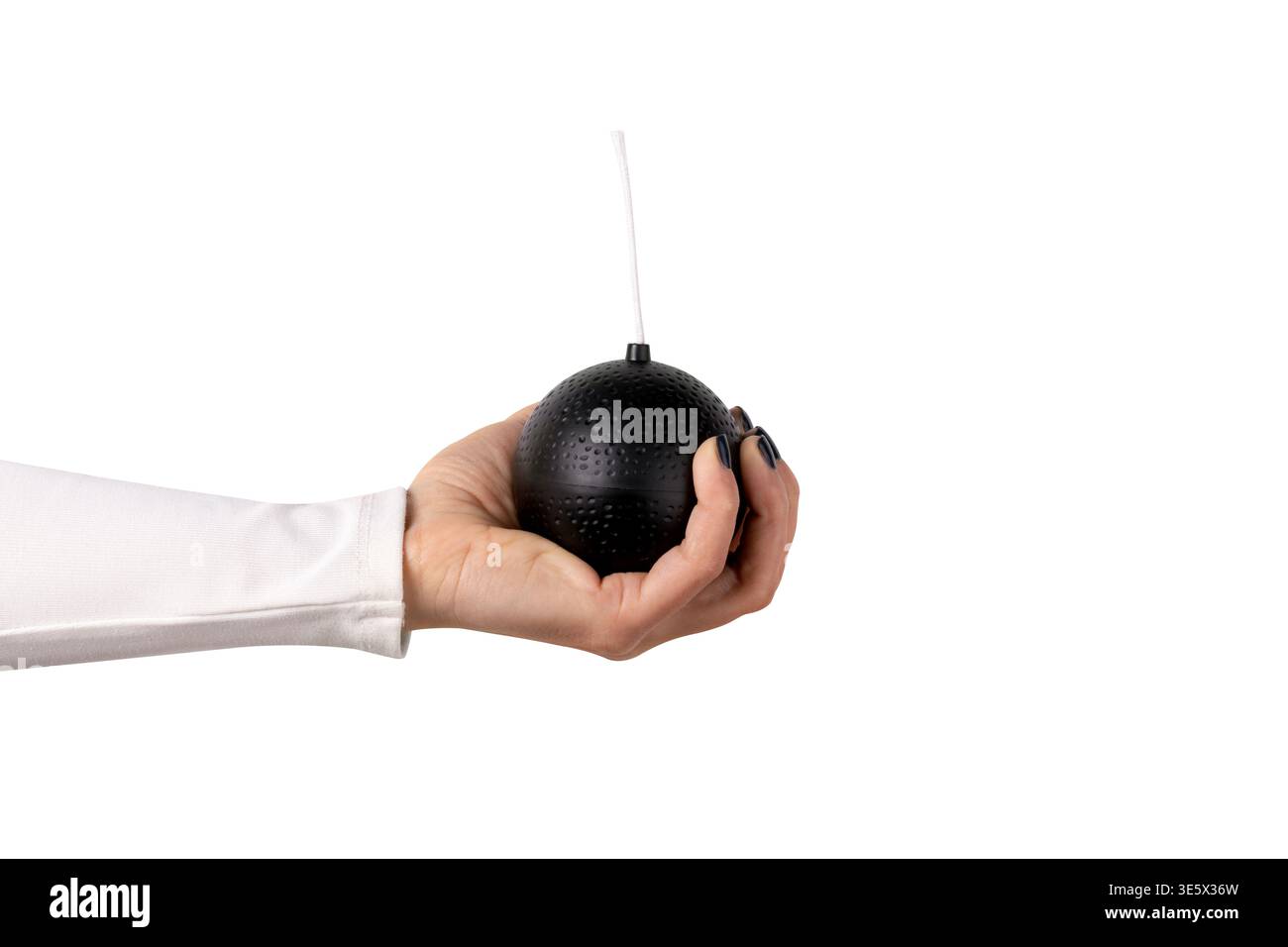 Die Hand einer Person hält eine runde schwarze Bombenstütze mit einer weißen Sicherung vor einem weißen Hintergrund, die Gefahr oder Dringlichkeit symbolisiert. Stockfoto