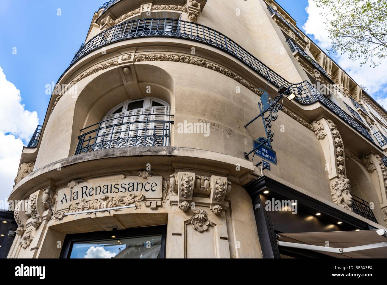 Kunstvoll verzierte Fassade des Restaurants „A la Renaissance“ in der Rue des Martyrs mit kunstvollen Dekorationen und kunstvollen schmiedeeisernen Geländern in Paris, Frankreich Stockfoto