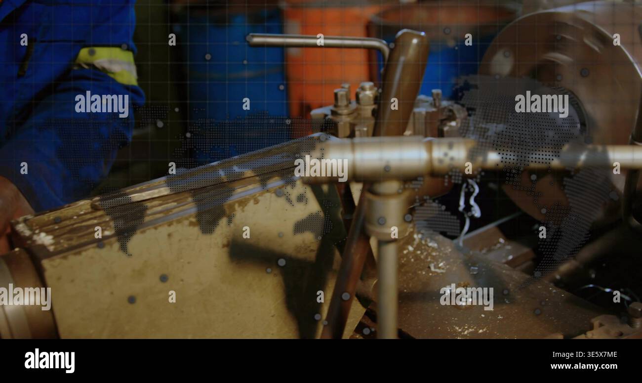 Dreh-Drehmaschine für Metallschneiden in der Werkstatt mit Werkzeug und blauem, gelbem Overall-Streifen Stockfoto