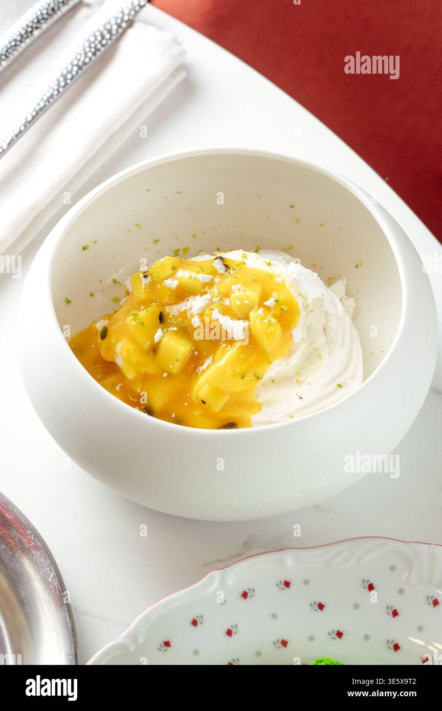 Eis mit Mangostücken Stockfoto