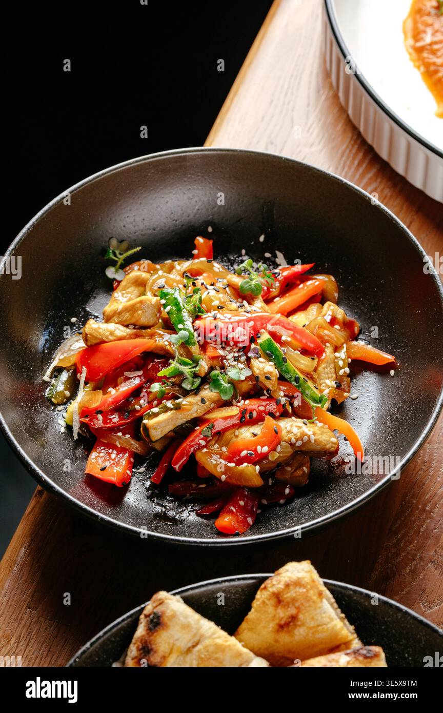 Pad Thai mit Hühnchen, Gemüse und Sesamsamen Stockfoto