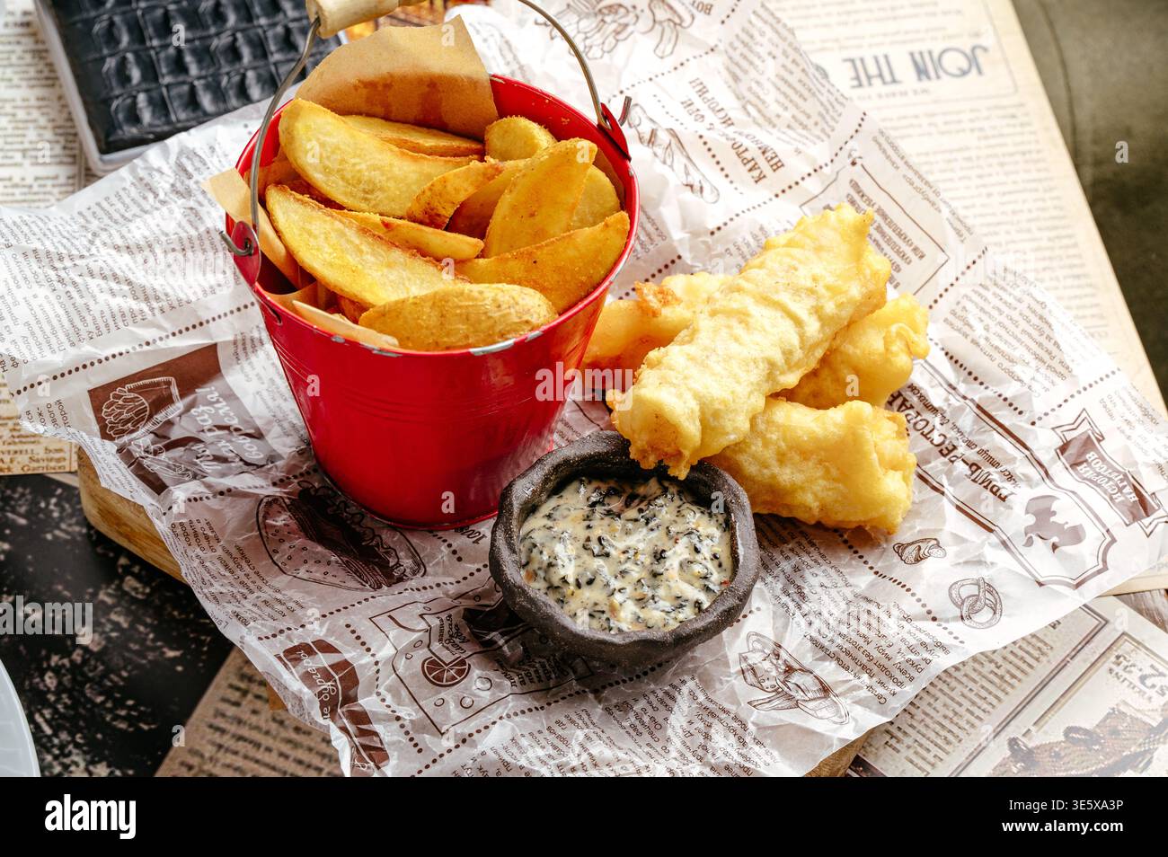 Kartoffelscheiben mit Soße und Käsestäbchen Stockfoto