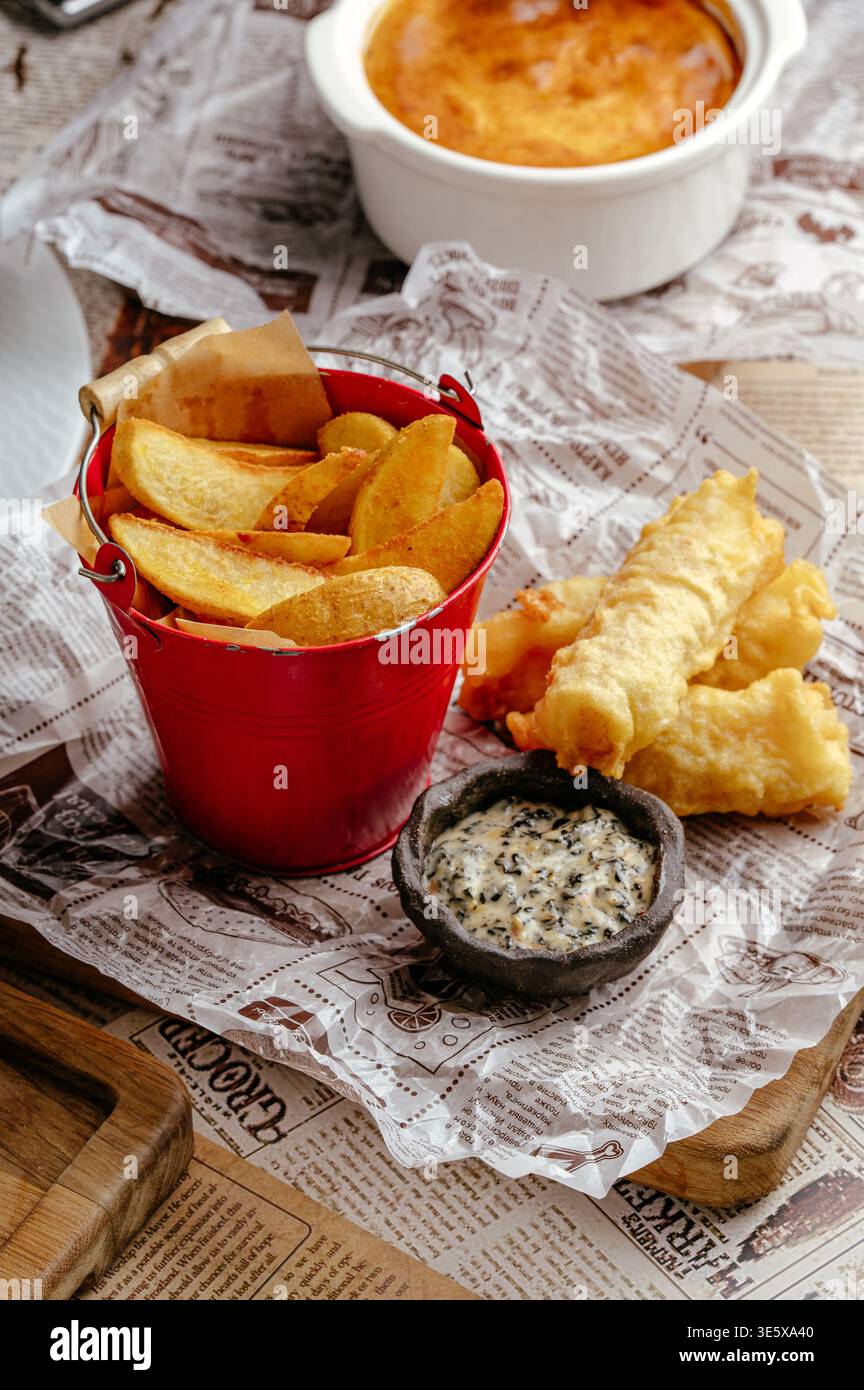 Kartoffelscheiben mit Käsestäbchen Stockfoto
