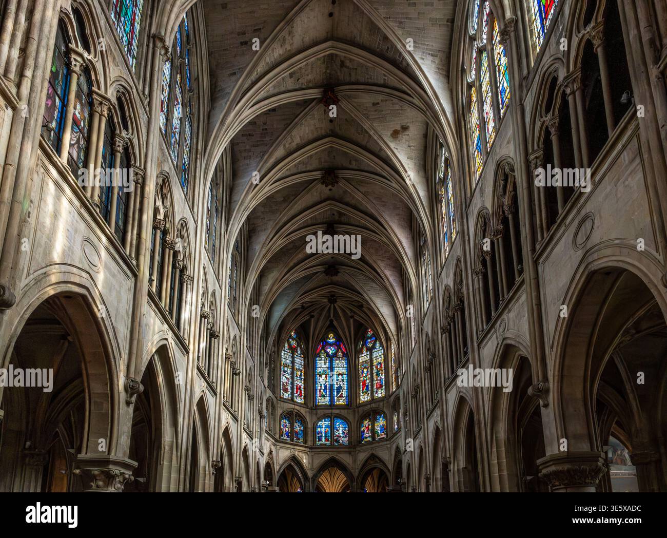 Hoch aufragende Rippengewölbe des Mittelschiffs von Eglise Saint-Severin, Meisterwerk der extravaganten gotischen Architektur in Paris, Frankreich Stockfoto