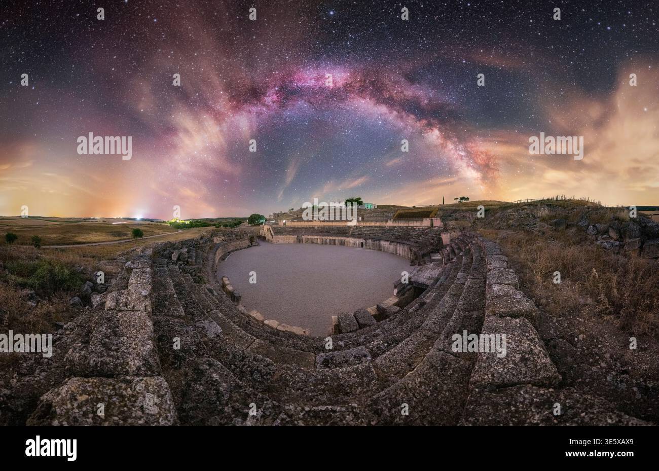 Milky Way Arc Über Historischen Segobriga Ruinen, Nachtpanorama Stockfoto