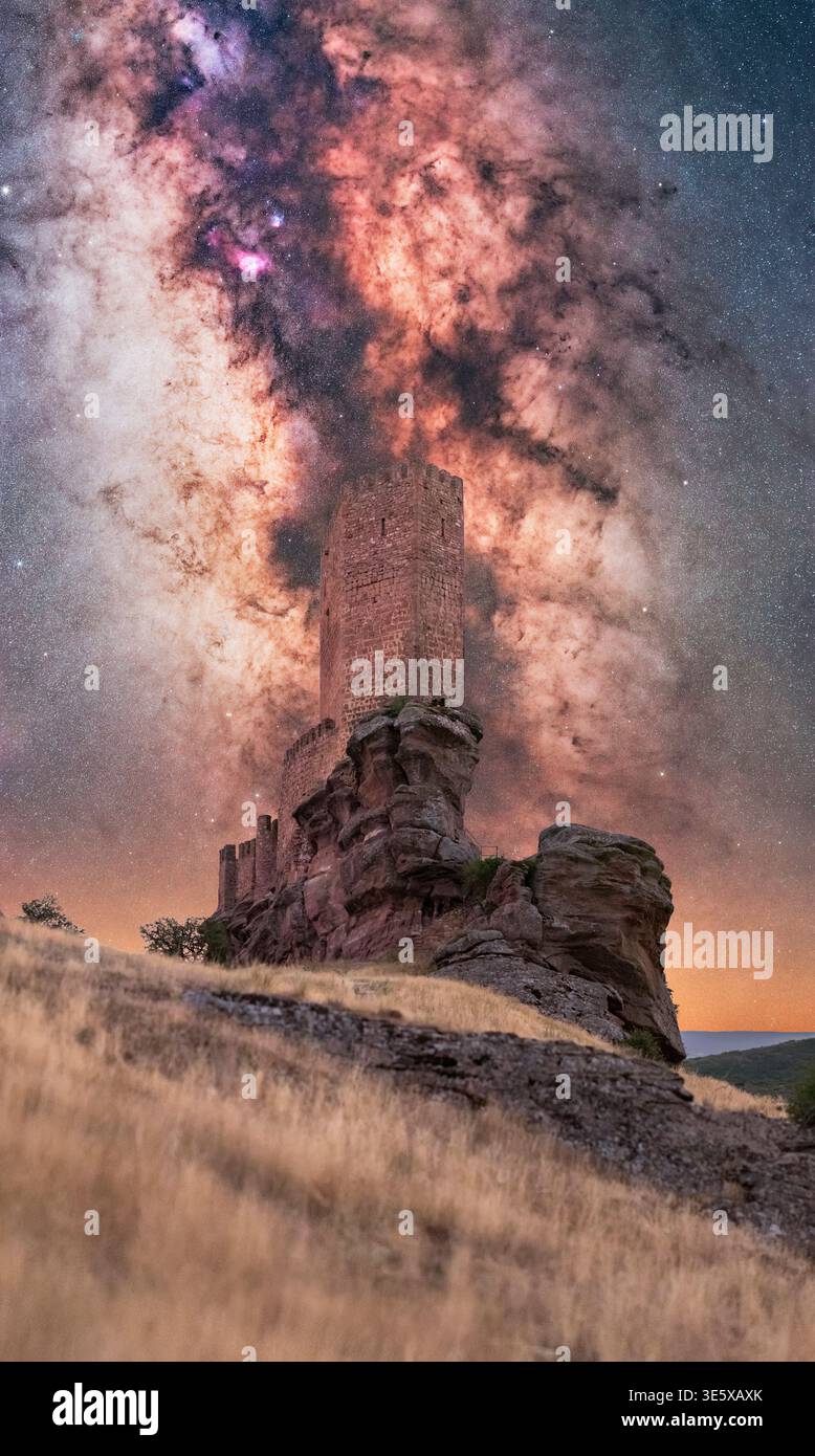 Das Epische Zafra Castle Unter Der Milchstraße – Filmischer Nachthimmel Stockfoto