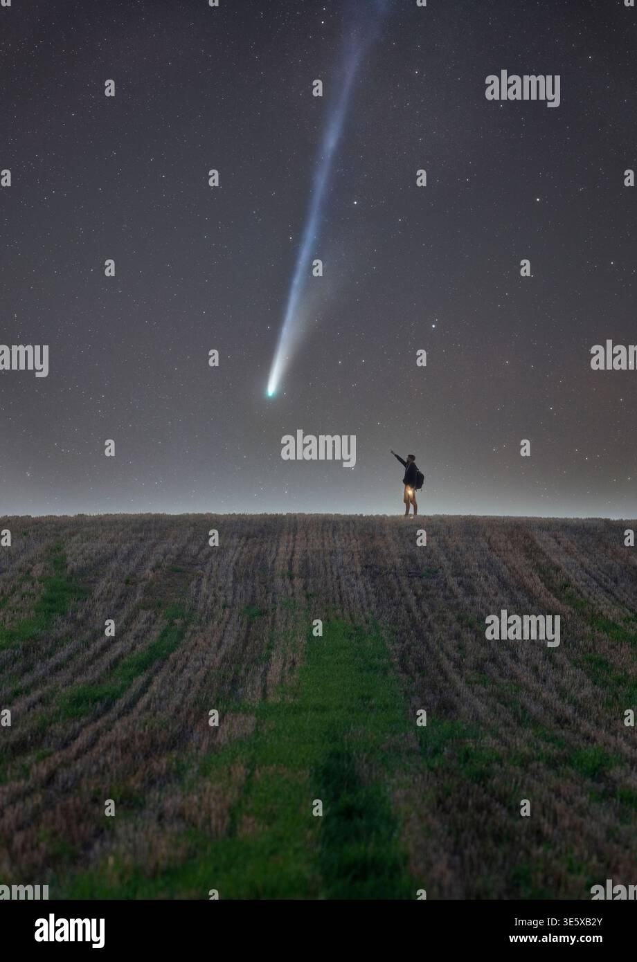 Night Sky man Silhouette zeigt auf Interstellar Comet Lemmon Stockfoto