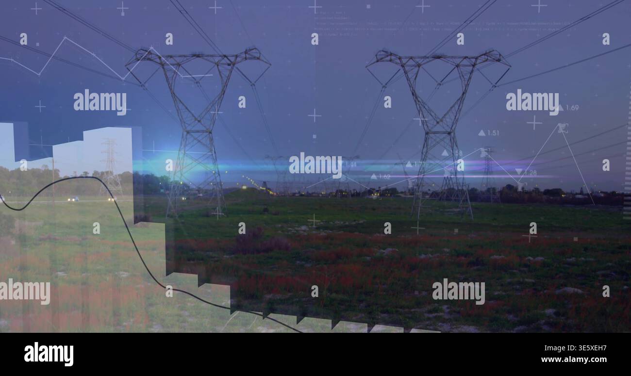 Zwei Gittertürme mit Stromleitungen in grasbewachsenem Korridor in der Abenddämmerung mit Stadtlichtern und Überzügen Stockfoto