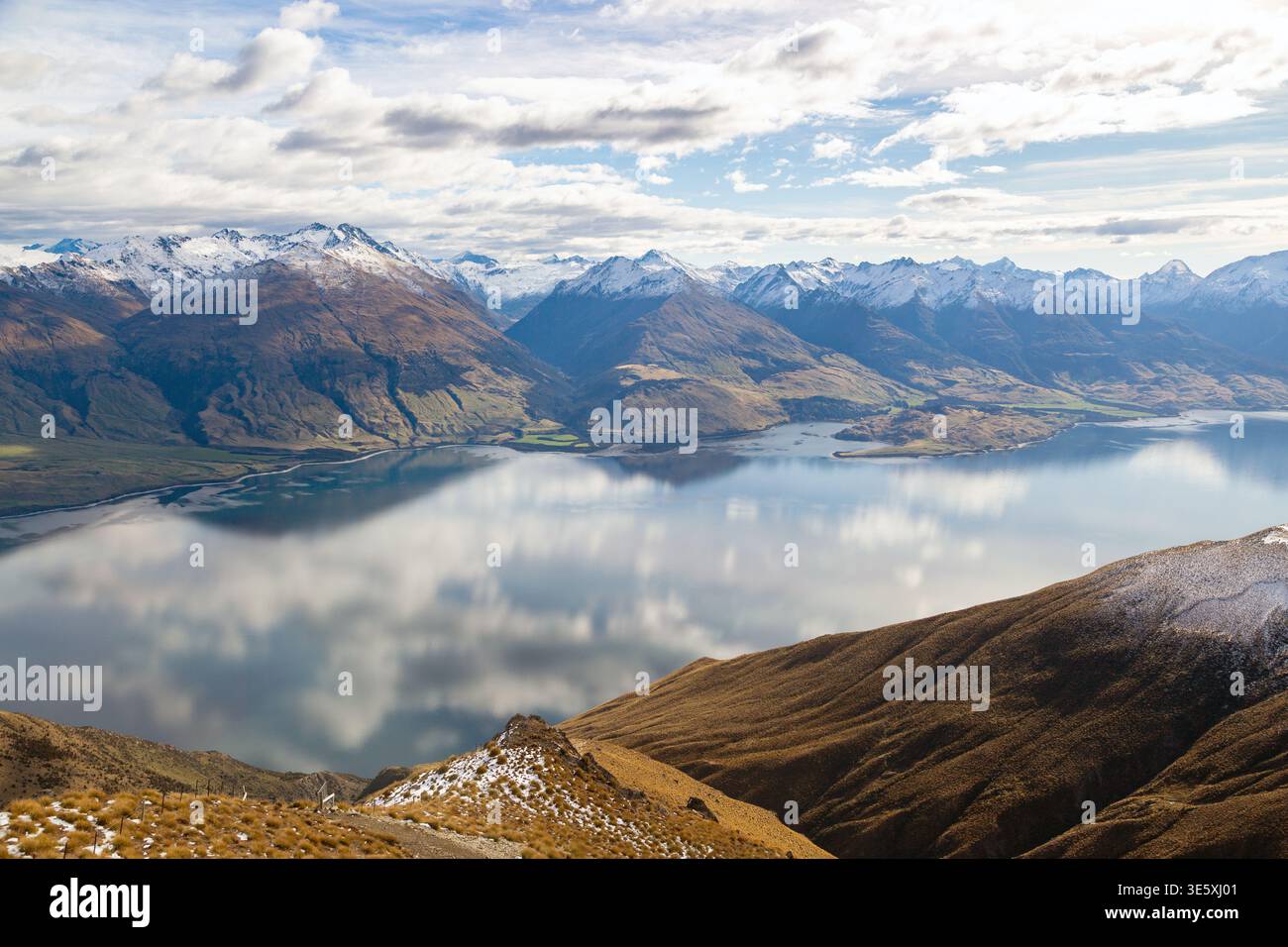 Der Gipfel des Isthmus Peak mit Blick auf Lake Wanaka, Wanaka, Otago, Neuseeland Stockfoto