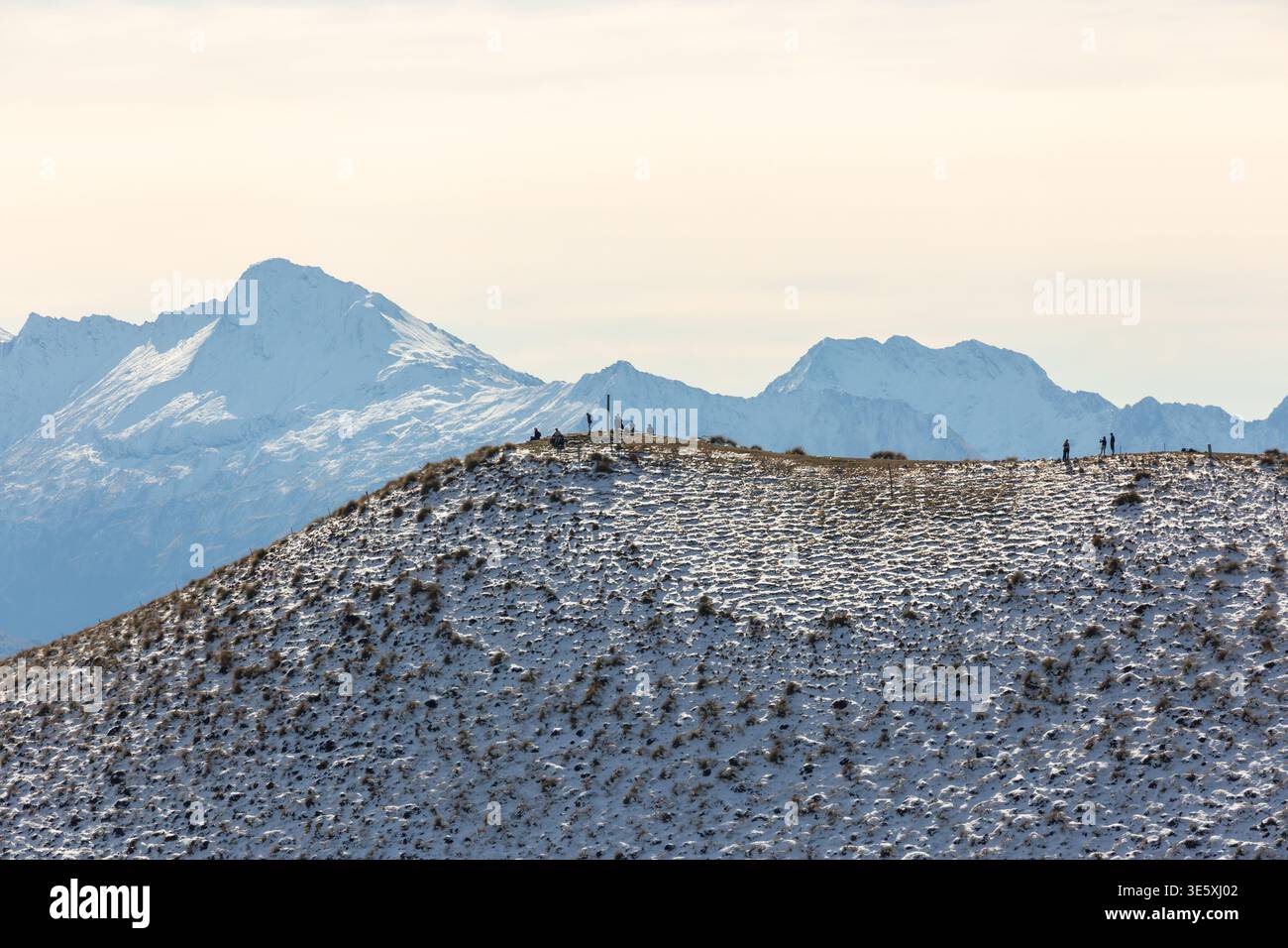 Wanderer auf dem Gipfel und dem Rücken des Isthmus Peak auf dem Isthmus Peak Track, Wanaka, Otago, Neuseeland Stockfoto