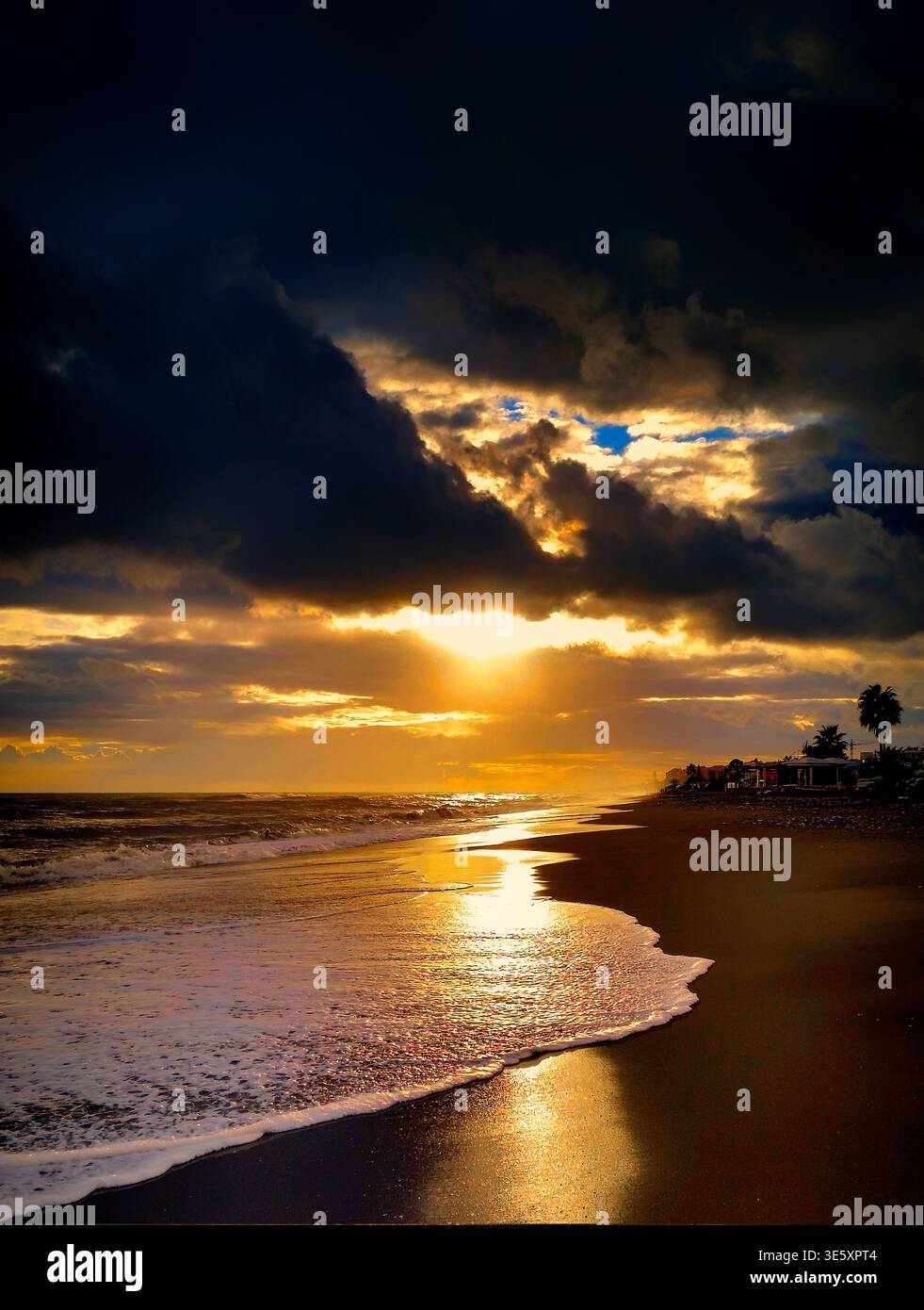Sonnenuntergang am Strand, Torrox Costa, Provinz Malaga, Andalusien, Spanien. Stockfoto