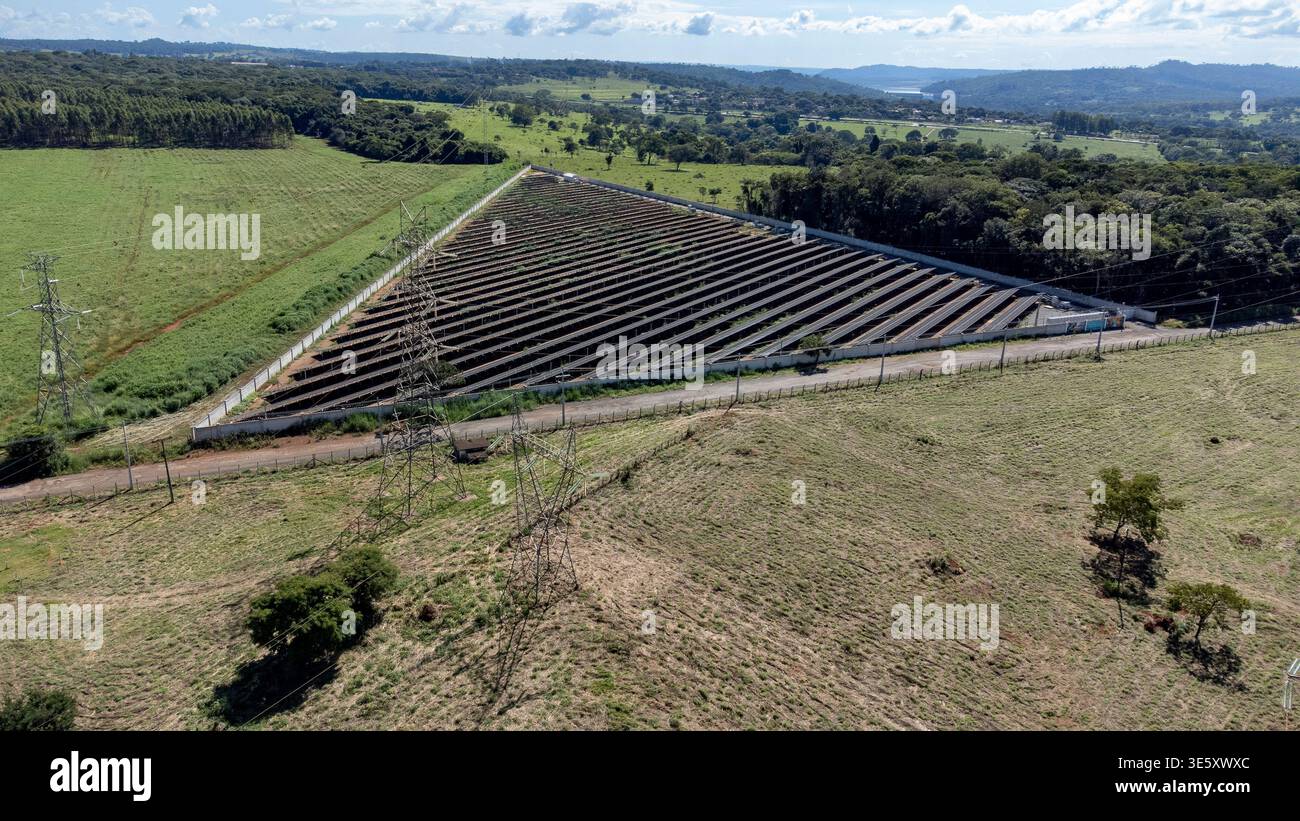 Luftaufnahme der dreieckigen Solarpaneel-Farm in Atalaia Stockfoto