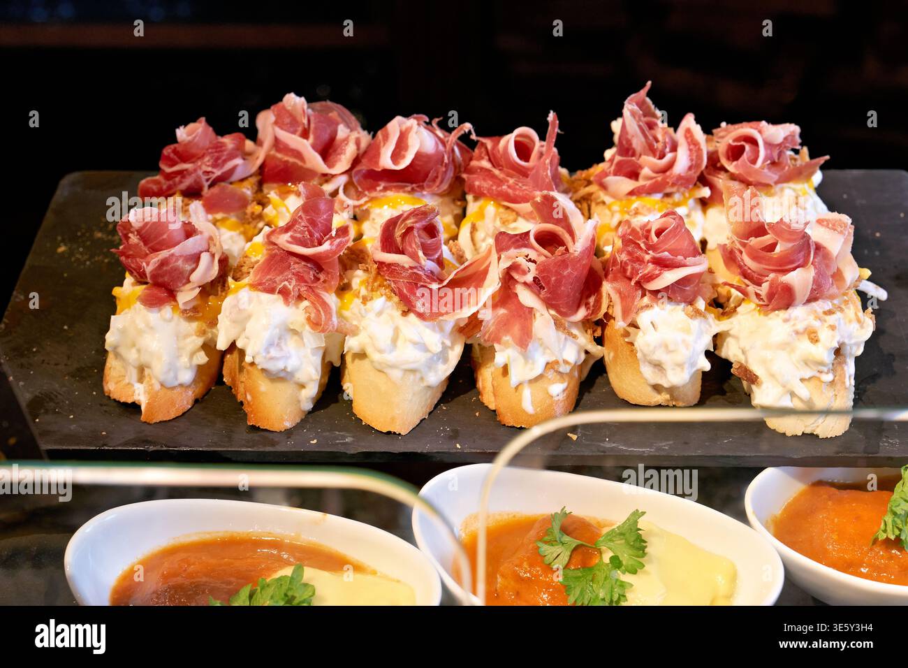 In Bilbao, einem beliebten Snack im Baskenland und Navarra, genießen die Menschen traditionelle Pintxos. Verschiedene Beläge werden serviert. Stockfoto