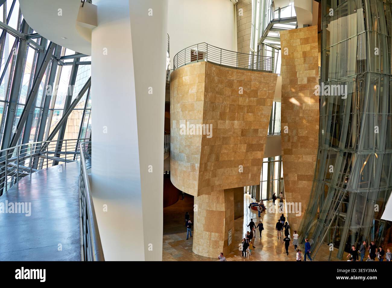 Die Menschen laufen in das Guggenheim Museum in Bilbao, Spanien. Die einzigartige Architektur schafft interessante Formen und große offene Räume. Stockfoto