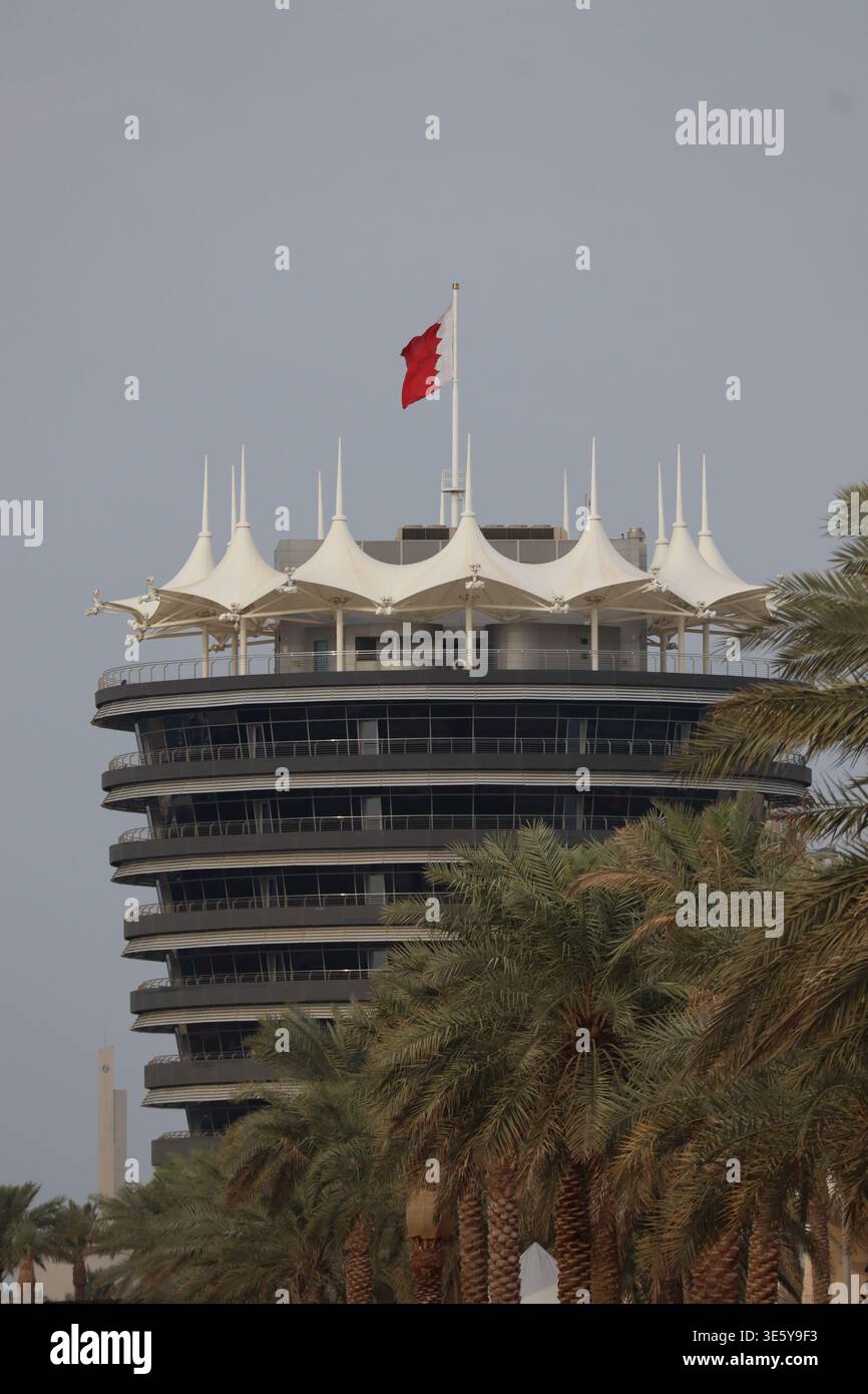 Bahrainische Nationalflagge über der modernen Tribüne auf dem Bahrain International Circuit in Sakhir, Bahrain. Stockfoto