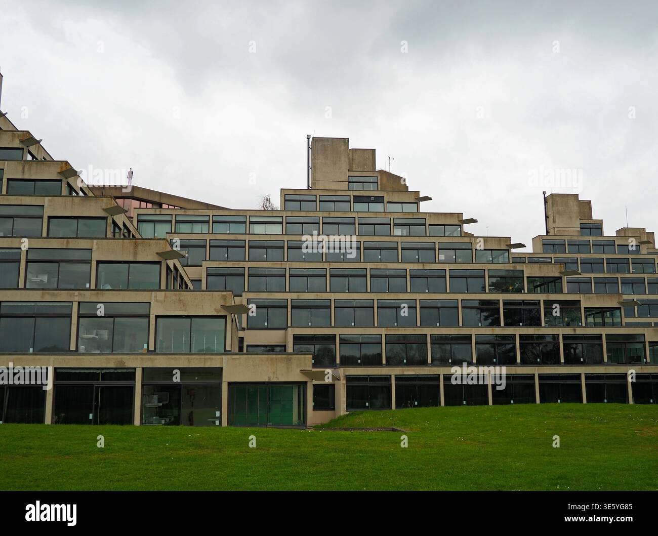 Norfolk Terrace Gebäude entworfen von Sir Denys Lasdun, University of East Anglia, Norwich, Großbritannien Stockfoto