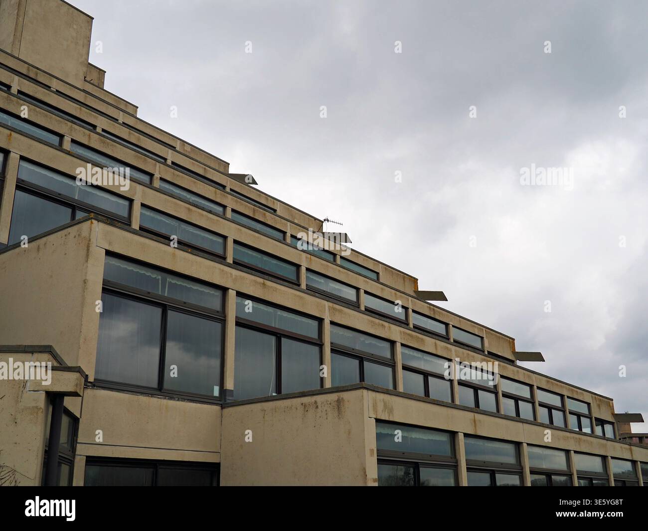 Norfolk Terrace Gebäude entworfen von Sir Denys Lasdun, University of East Anglia, Norwich, Großbritannien Stockfoto