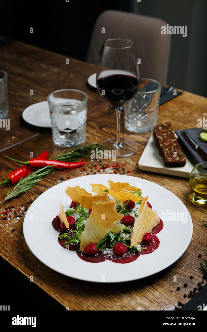 Modernes Rote-Bete-Carpaccio mit Käse und Gartengemüse Stockfoto