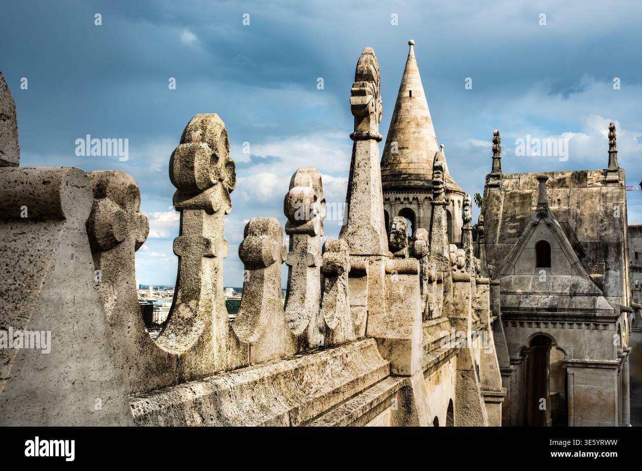 Kunstvolle architektonische Details des Balkons in der Fisherman's Bastion in Budapest zeigen historische Architektur Stockfoto