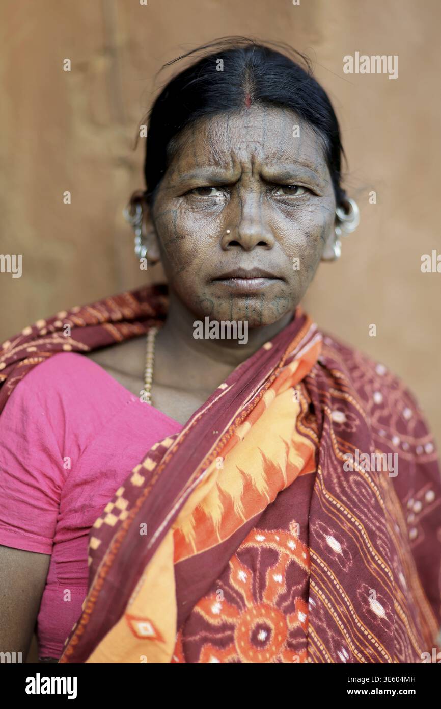 Odisha, Indien - 26. März 2026: Blick auf das Gesicht einer Frau mit Tradition, das in leuchtenden Farben vor gedämpfter Kulisse verziert ist und Geschichten von Helden erzählt Stockfoto