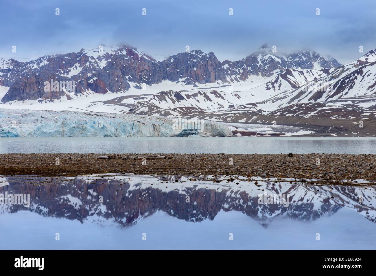 Fjortende Julibreen / 14. Juli Gletscher Kalben in Krossfjorden im Frühling, Haakon VII Land, Spitzbergen / Svalbard, Norwegen Stockfoto