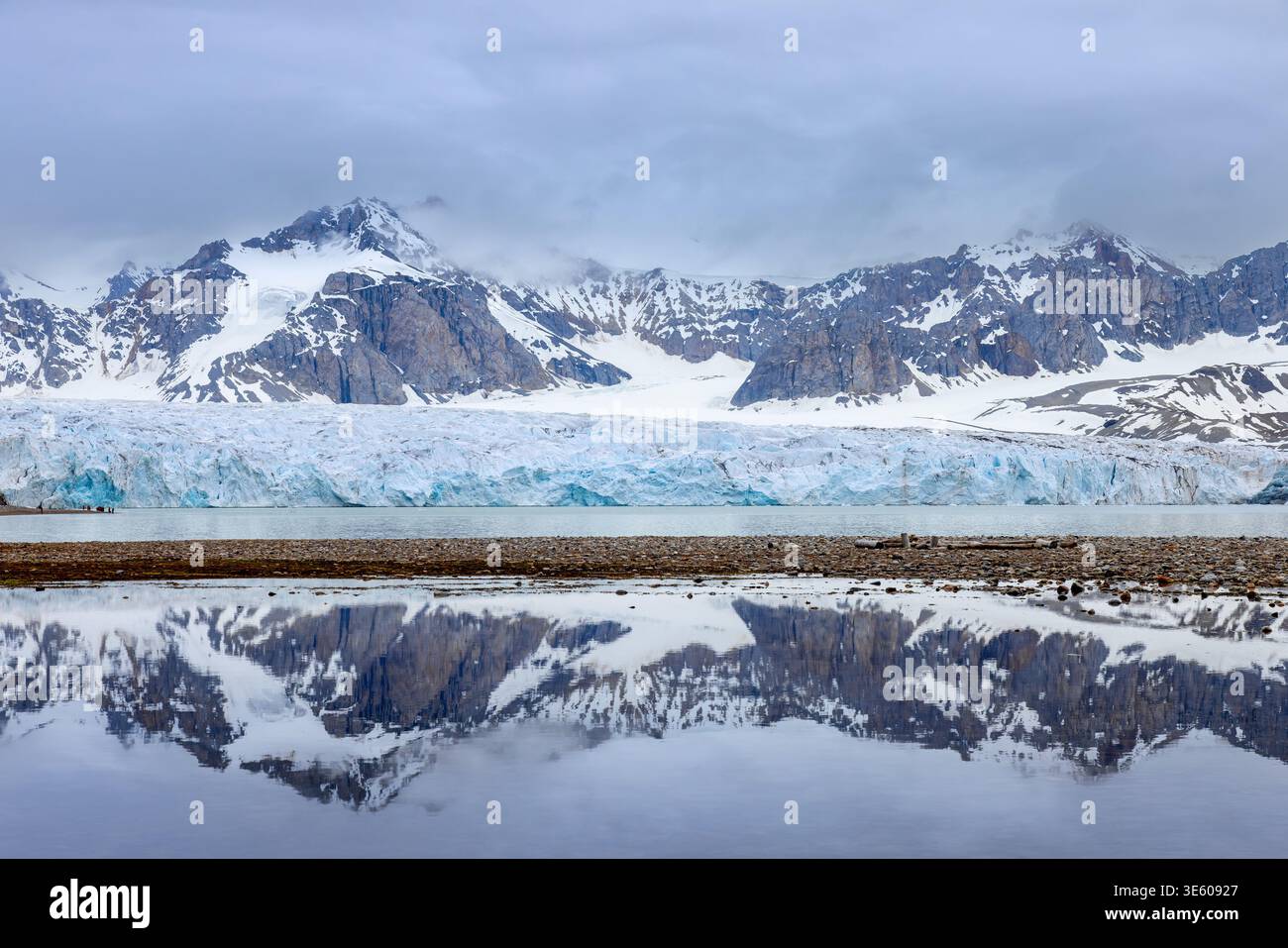 Fjortende Julibreen / 14. Juli Gletscher Kalben in Krossfjorden im Frühling, Haakon VII Land, Spitzbergen / Svalbard, Norwegen Stockfoto