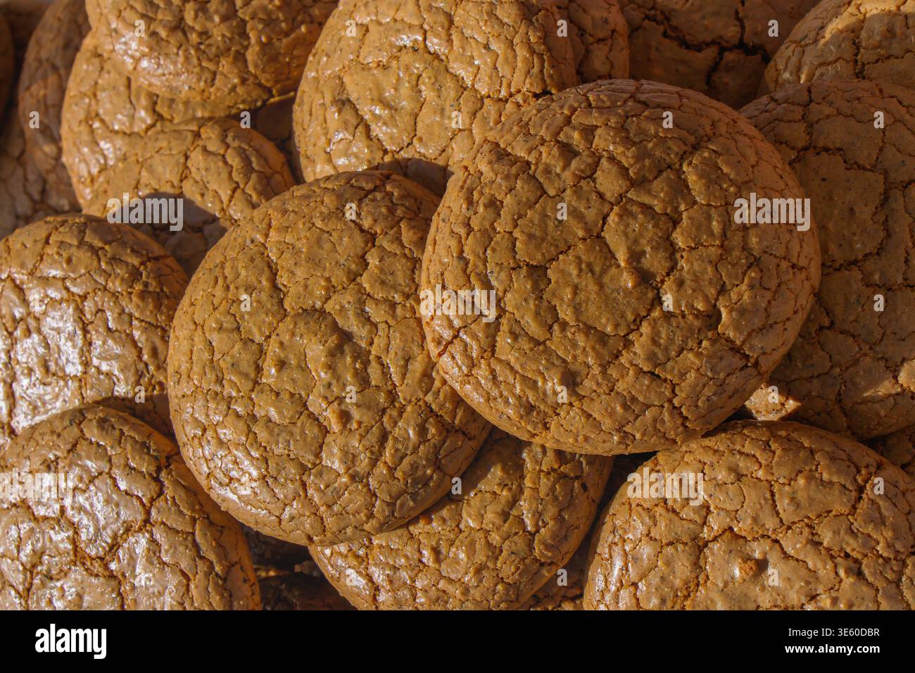 Nahaufnahme von gebackenen Schokoladenkeksen mit gerissener Oberfläche, im Vollrahmen angeordnet, geeignet für Desserthintergrund, Backwaren und süße Snacks Stockfoto