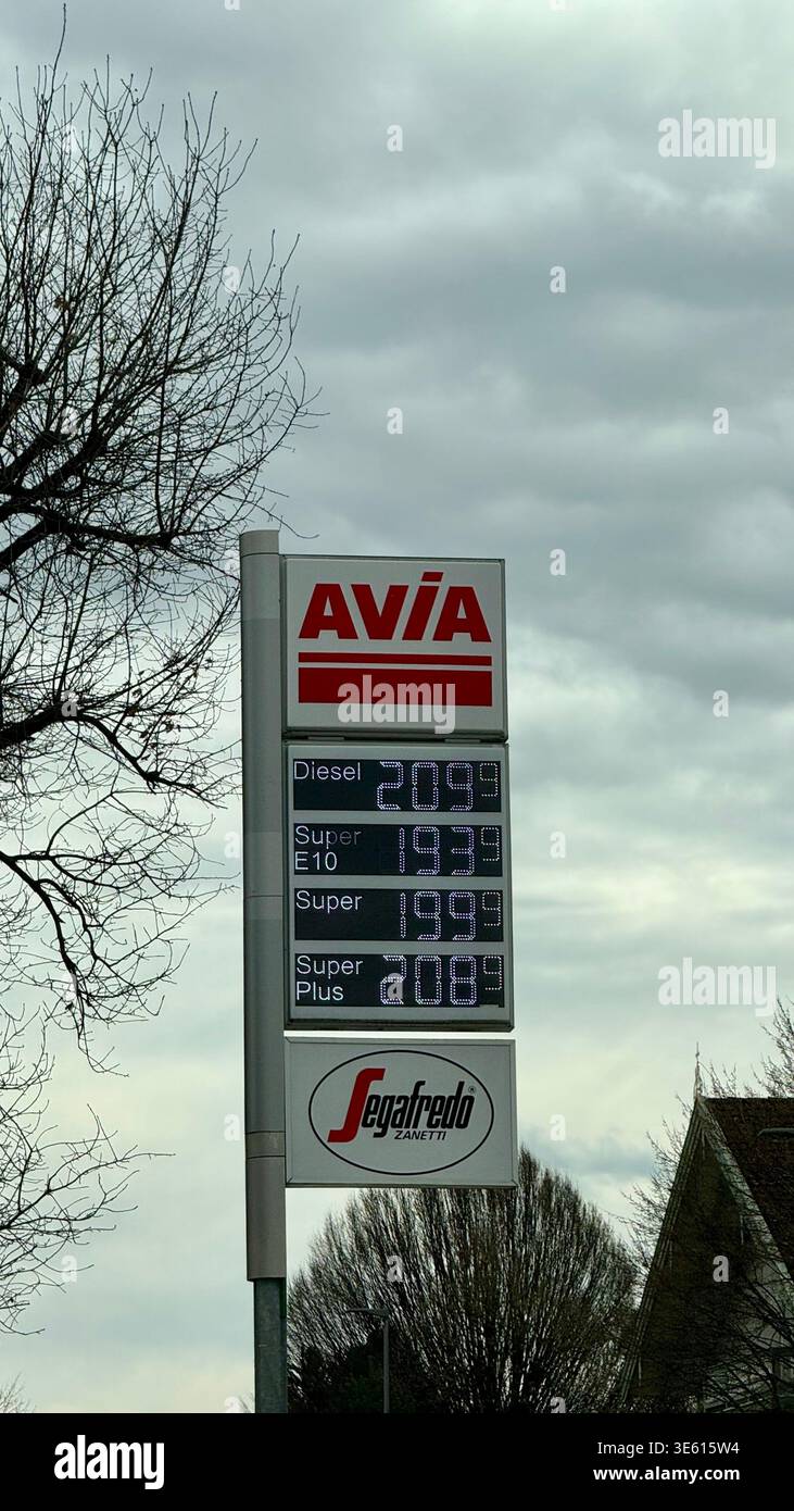 16.03.2026 Deutschland: Kraftstoffpreise in Deutschland über 2 Euro pro Liter an Tankstelle. Steigende Kosten, Inflation und Energiekrise in Europa Stockfoto