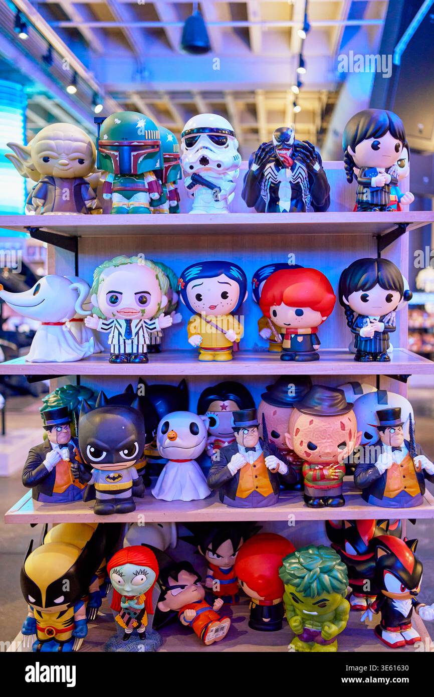Sammlung von Popkultur-Vinylfiguren in Regalen in einem Geschäft. Enthält Charaktere aus Star Wars, DC Comics und Horrorfilmen. Display im Einzelhandel. Stockfoto