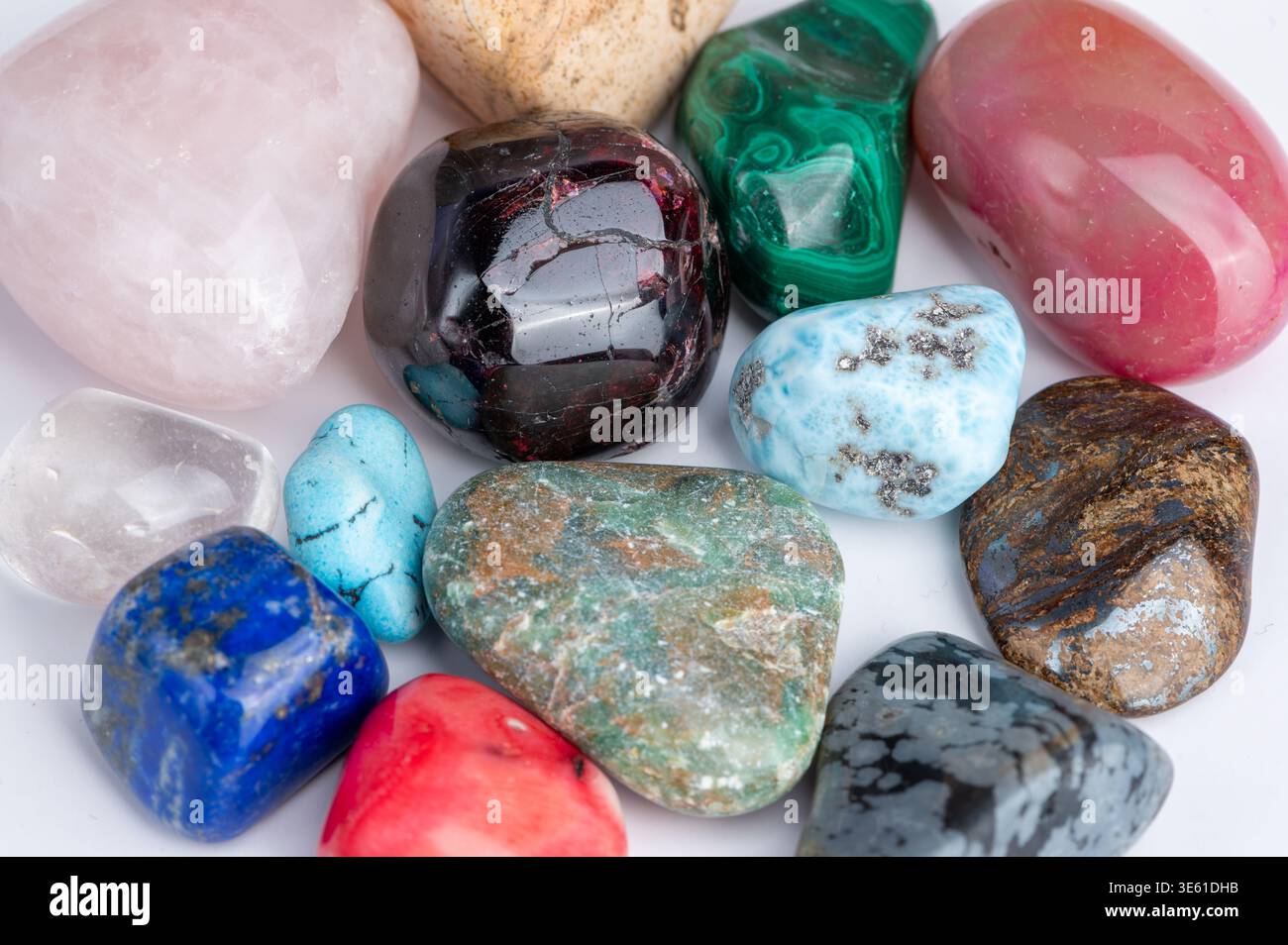 Verschiedene Edelsteine schließen sich auf einer weißen Oberfläche Stockfoto