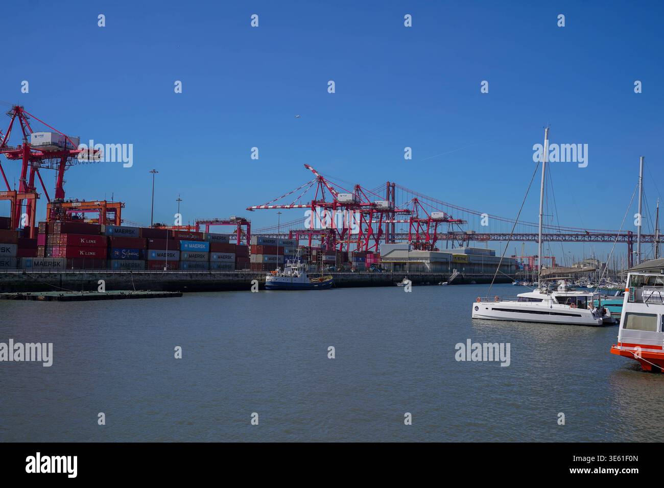 Lissabon, Portugal, Europa, Hafenanlage, Containerterminal, Tejo, Industriehafen, Container, Maersk, K Line, Frachtschiff, Logistik, Global Trade, Lieferketten, Hafenkrane, Infrastruktur, Wirtschaft, Import Export, Schifffahrt, Verkehr, Gueterverkehr, Bruecke Ponte 25 de Abril, Skyline, Urban, Maritimer Verkehr, Europa Handel *** Lissabon, Portugal, Europa, Hafenanlage, Containerterminal, Tagus, Industriehafen, Container, Maersk, K Line, Frachtschiff, Logistik, Welthandel, Lieferketten, Hafenkräne, Infrastruktur, Wirtschaft, Import, Export, Seeverkehr, Verkehr, Güterverkehr, Ponte 25 de Stockfoto