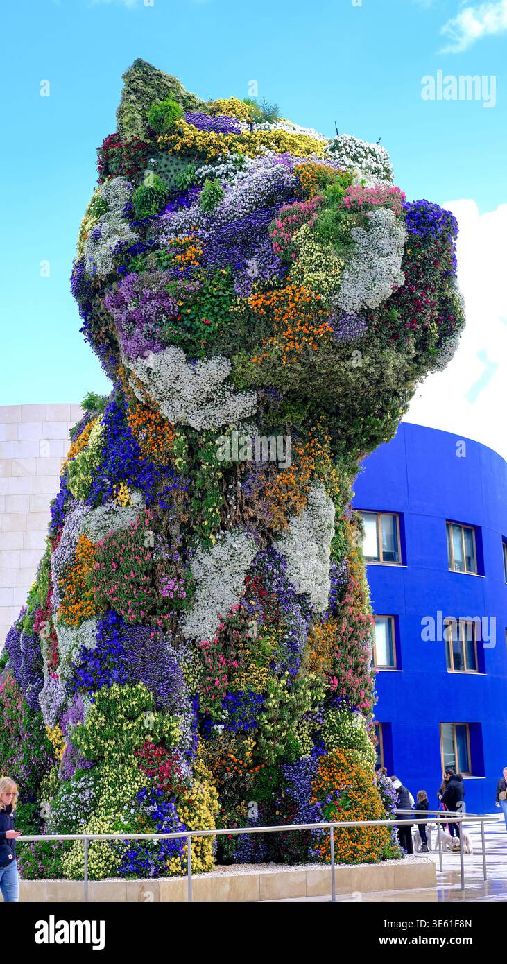 Eine Weitwinkelaufnahme der berühmten Puppy Blumenskulptur von Jeff Koons, die sich außerhalb des Guggenheim Museums in Bilbao, Spanien, befindet. Stockfoto