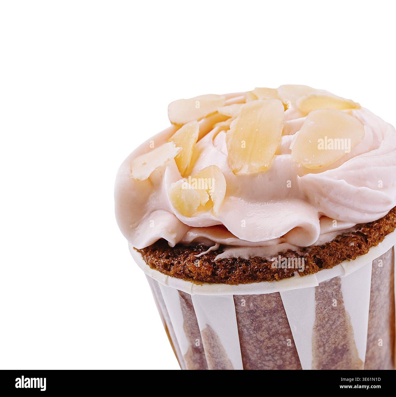Essen, dieser entzückende Cupcake hat eine weiche Schokoladenbasis, garniert mit glattem rosafarbenen Zuckerguss und verziert mit knusprigen Mandelflocken. Perfekt für einen Stockfoto