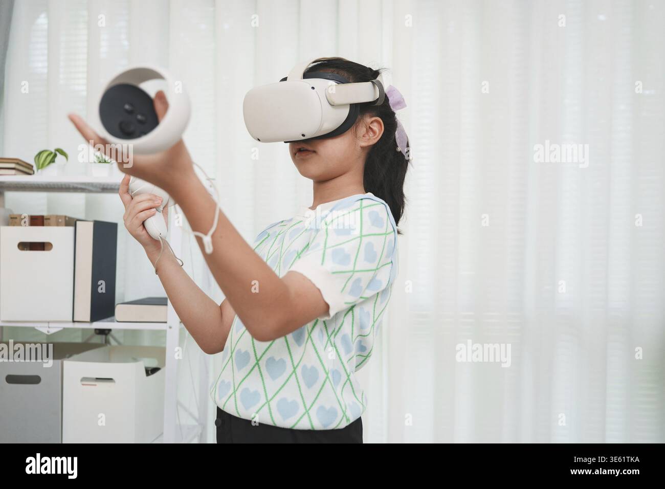 Mädchen nutzt Controller, um in der digitalen Welt zu navigieren. Zeigt die Interaktion der neuen Generation mit immersiven Technologien und Studien Stockfoto