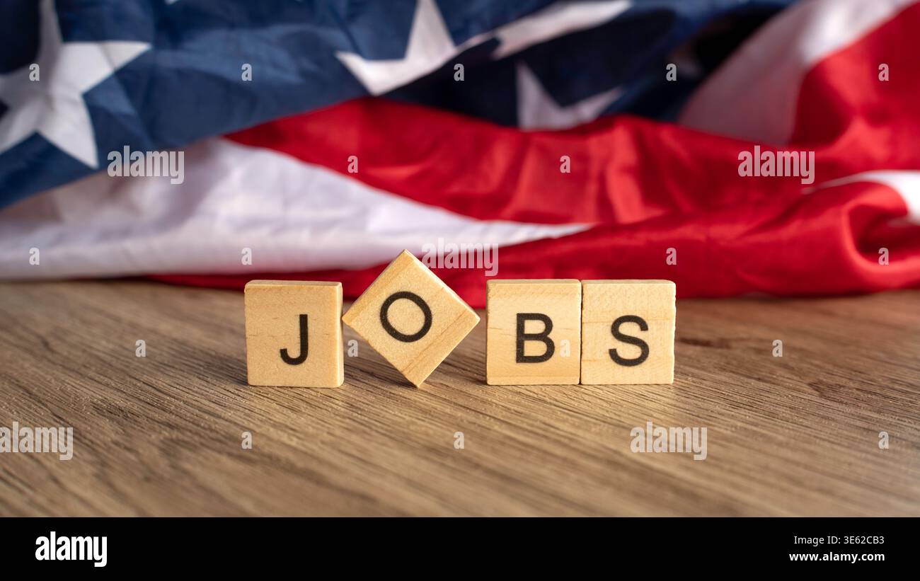 Jobwort auf Holzfliesen mit amerikanischem Flaggenhintergrund. Stockfoto