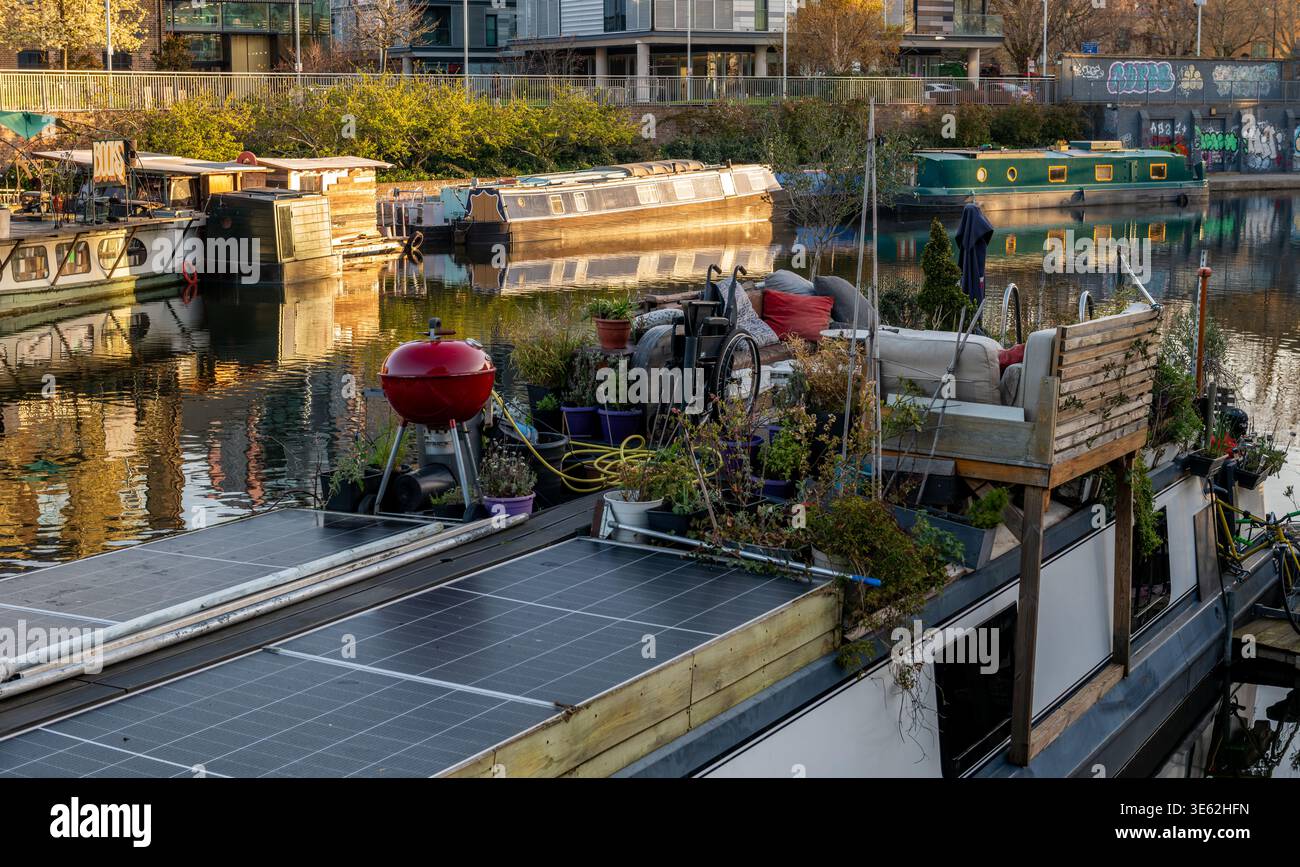 London. Großbritannien: 29. März. 2026. Ein Kanalhausboot mit Solarpaneelen und Wohnbereich auf dem Dach. Stockfoto