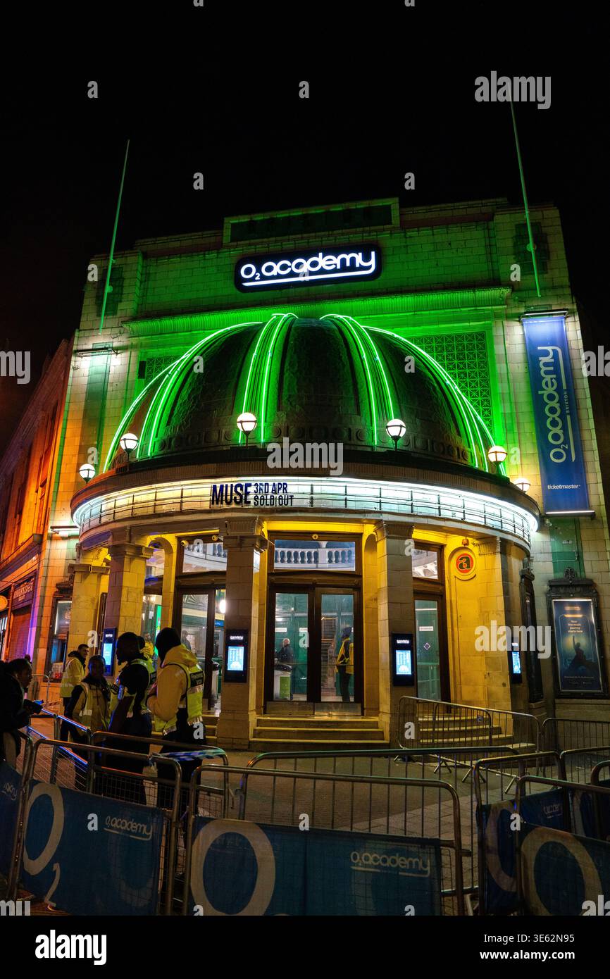 London, Großbritannien. April 2026. Die Front der O2 Academy in Brixton London mit Muse-Schild. Muse spielte am 3. April eine intime Album-Show in der O2 Academy Brixton London, um ihr 10. Studioalbum The Wow! Zu feiern. Signal' das Album wird später in diesem Jahr veröffentlicht. Muse sind Matt Bellamy, Chris Wolstenholme und Dominic Howard. Quelle: SOPA Images Limited/Alamy Live News Stockfoto