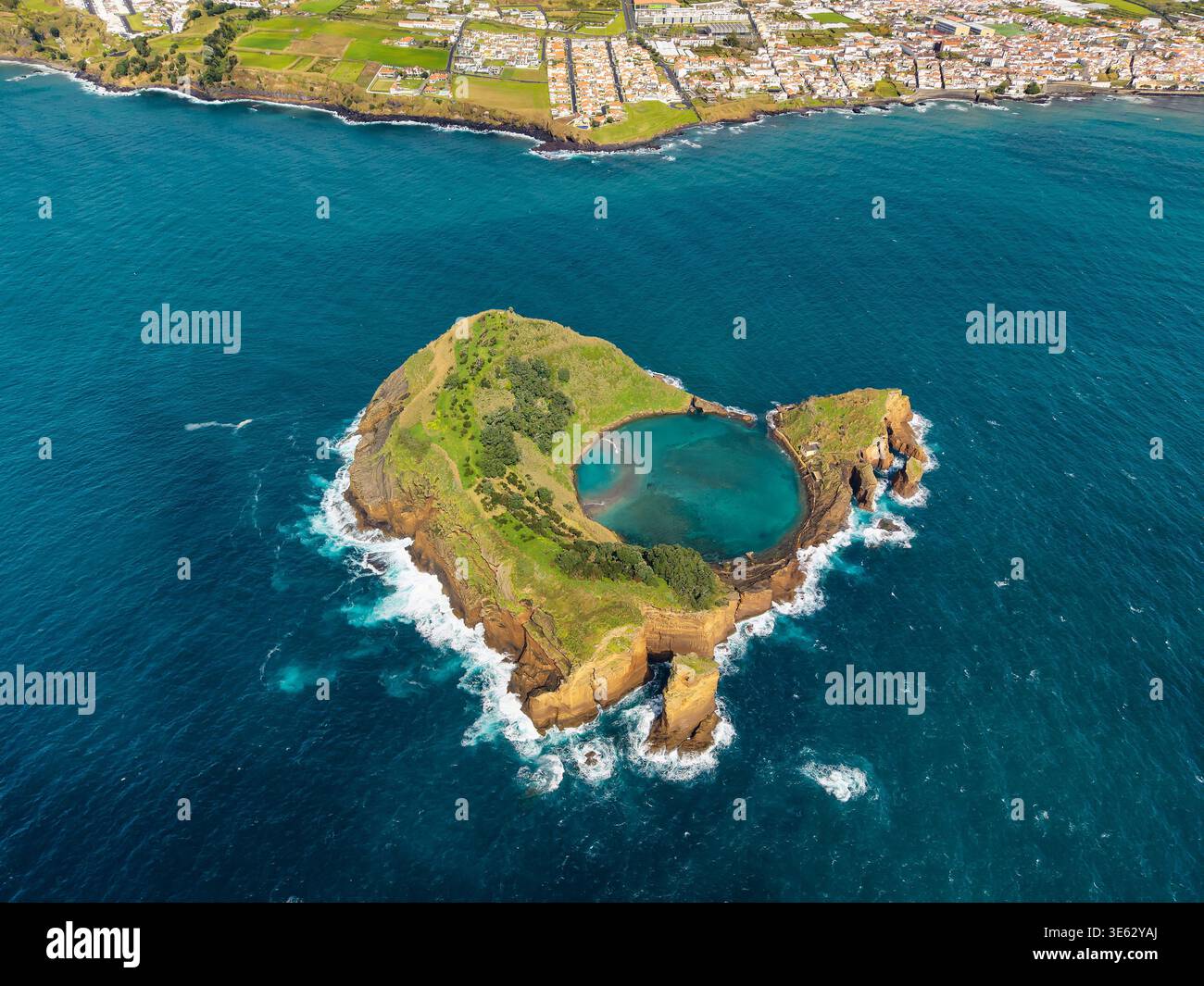 Luftaufnahme der Insel Vila Franca do Campo auf der Insel Sao Miguel, Azoren, Portugal Stockfoto
