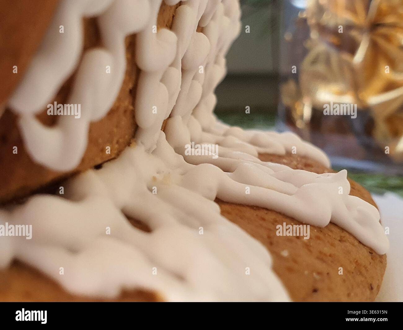 Makrofoto von Lebkuchenkeksen, verziert mit weißer Royal-Glasur. Das Bild zeigt komplizierte Details aus Paspelierung entlang des Stockfoto