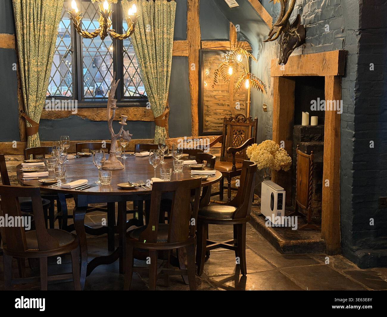 Privater Speisesaal im Hotel Indigo Stratford-upon-Avon im restaurierten Tudor Falcon Hotel, einem historischen Luxushotel mit Fachwerkrahmen in Warwickshire. Stockfoto