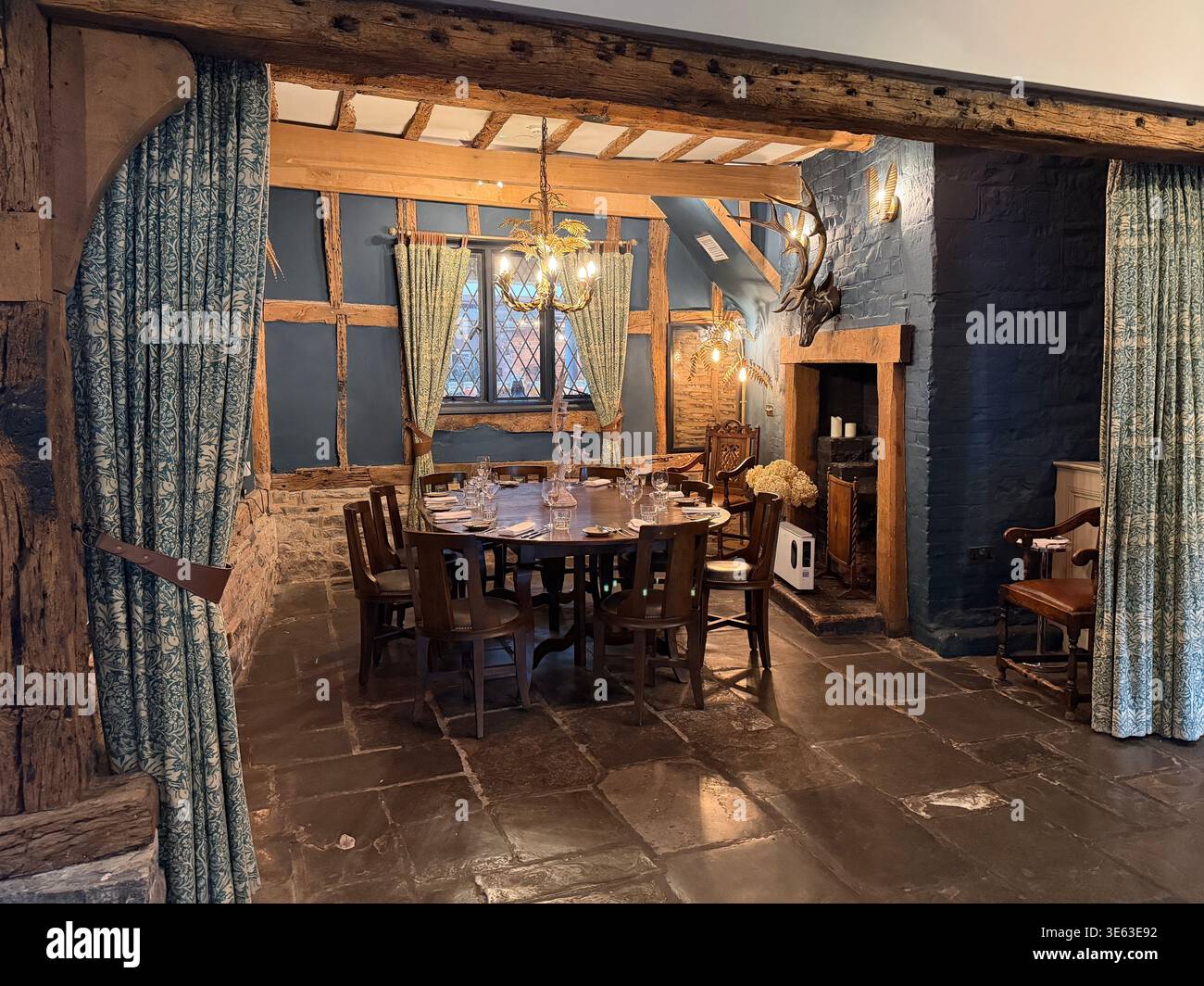 Privater Speisesaal im Hotel Indigo Stratford-upon-Avon im restaurierten Tudor Falcon Hotel, einem historischen Luxushotel mit Fachwerkrahmen in Warwickshire. Stockfoto