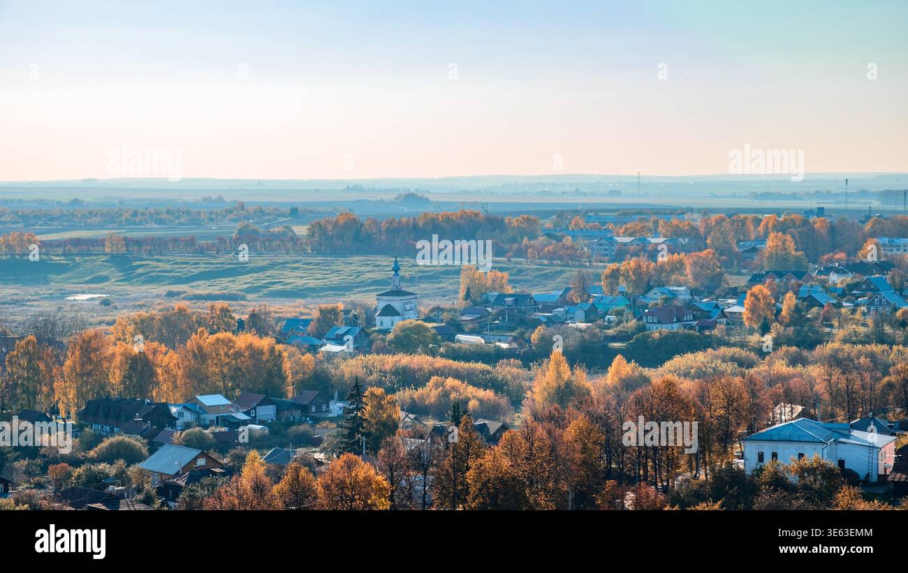 Herbstblick auf die Stadt Suzdal vom Glockenturm Stockfoto