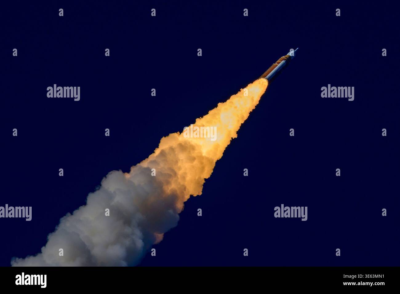 1. April 2026, Merritt Island, Florida, USA: Am 1. April 2026 um 18:35 Uhr EDT hebt ein Raumflugsystem der NASA (SLS) mit dem Orion-Raumschiff mit den Artemis II-Astronauten vom Starterkomplex 39B (LC-39B) im Kennedy Space Center der NASA ab. Das Orion-Raumschiff ist auf dem Weg, um den Mond zu umkreisen. (Kreditbild: © Jennifer Briggs/ZUMA Press Wire) NUR REDAKTIONELLE VERWENDUNG! Nicht für kommerzielle ZWECKE! Stockfoto