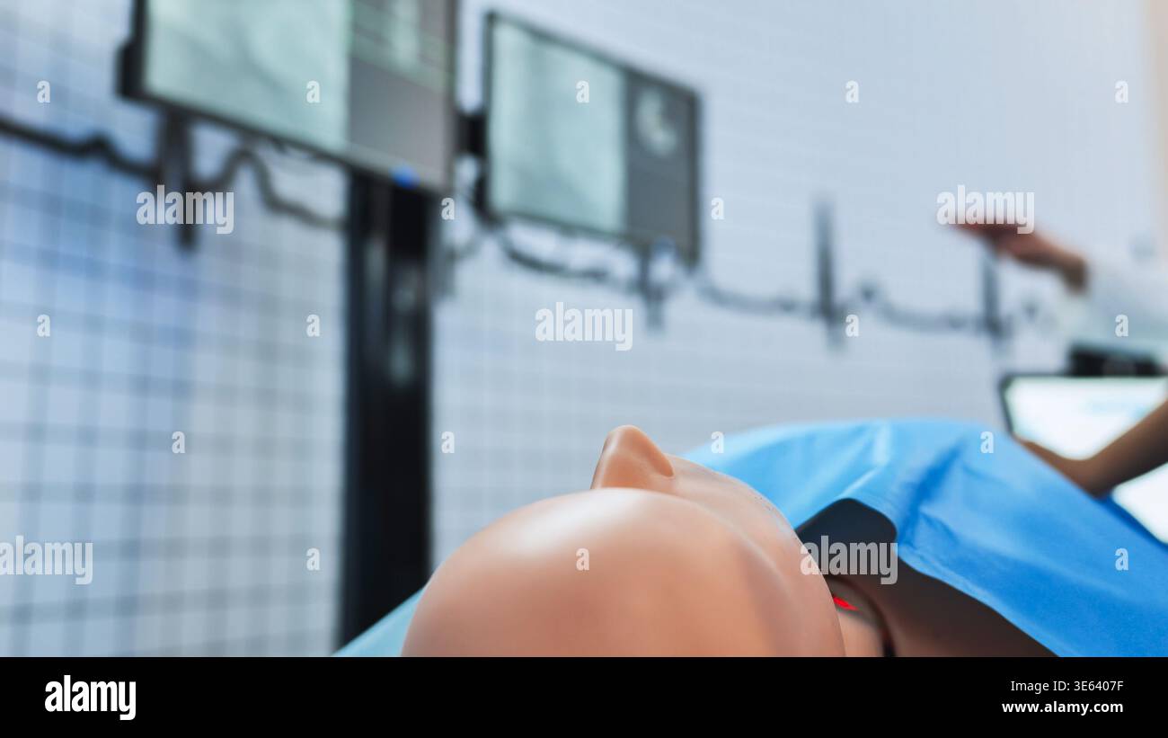 Medizinstudierende entwickeln Fertigkeiten mit Simulationspuppe für HLW-Training Stockfoto