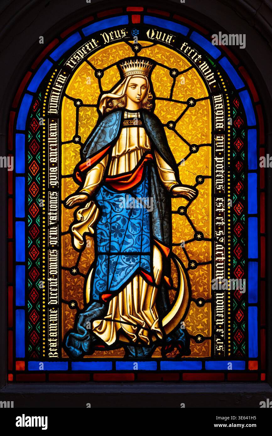 Buntglasfenster mit Darstellung der Jungfrau Maria mit Ave Maria Inschrift, Church of St Mary (Hidden Juwel), Manchester. Stockfoto