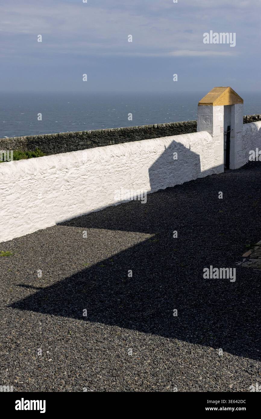 Leuchtturmwand im Schatten, Mull of Galloway, Schottland, Großbritannien Stockfoto