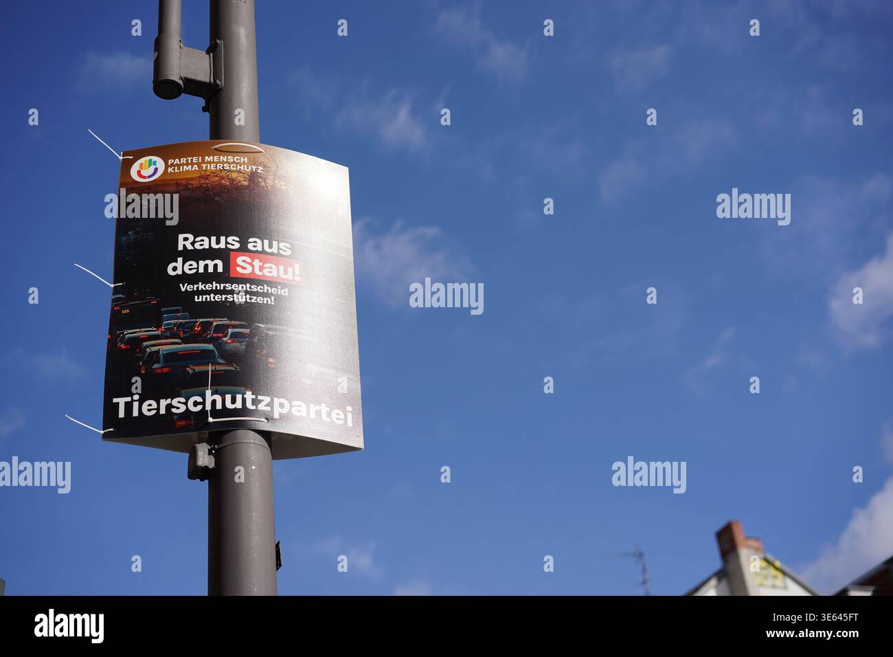 Berlin, Deutschland - 4. April 2026: Poster der Tierschutzpartei in Berlin-Neukölln zur Unterstützung des autofreien Referendums und der Verkehrsreform. Stockfoto