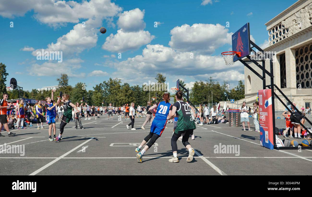 Moskau, Russland - 5. Juli 2025: Sportbasketballtag in Luschniki. Stockfoto